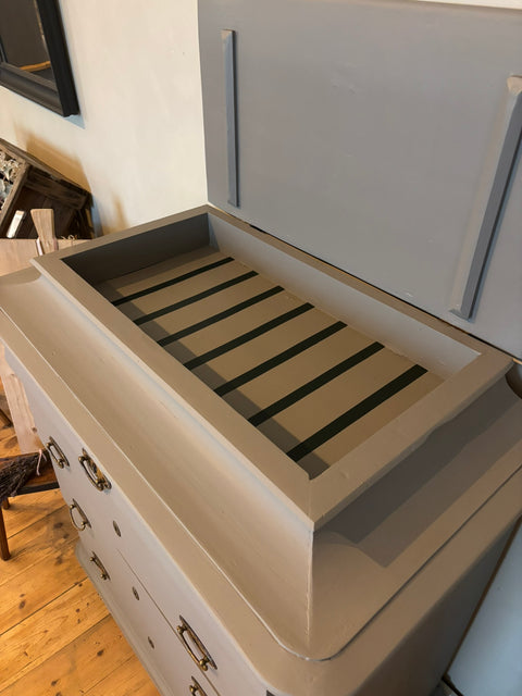 Dänische Vintage Kommode mit Geheimfach in Kreidefarbe Manhattan, graue Holzkommode von Weingärtners Genusshandwerk, detaillierte Ansicht