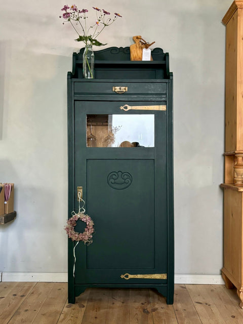 Dänische Vintage Vitrine in grün mit Kreidefarbe, hoher Hochschrank im skandinavischen Stil, gefertigt von Weingärtners Genusshandwerk