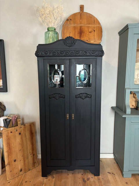 Dänische Vintage Vitrine in Midnight Black Kreidefarbe mit Glasfront und Holzrahmen, stilvoller Aufbewahrungs- und Dekorationsschrank