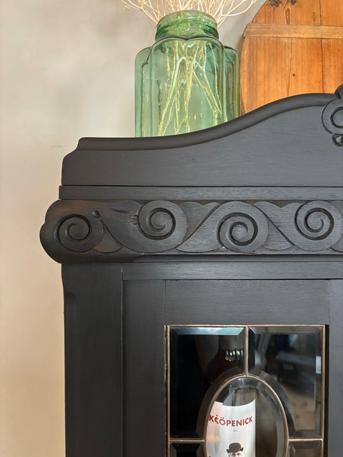 Dänische Vintage Vitrine in Midnight Black mit Kreidefarbe, stilvoller Möbelstück von Weingärtners Genusshandwerk, detailreiche Holzoberfläche
