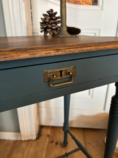 Dänischer Vintage Beistelltisch in Kreidefarbe Baroness, blaugrün, mit eleganter Holzstruktur und antikem Charme, von Weingärtners Genusshandwerk