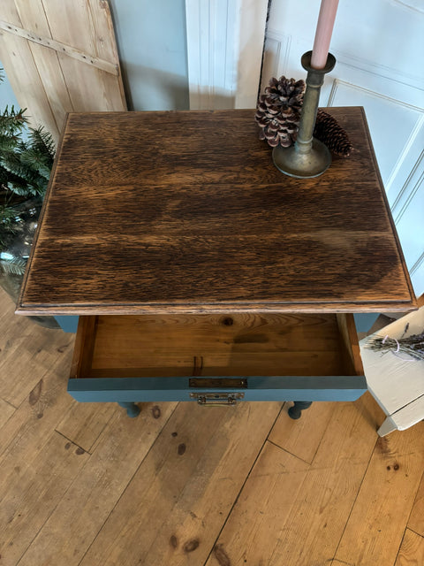 Dänischer Vintage Beistelltisch in Kreidefarbe Baroness, blaugrün, mit elegantem Design und Holzbeinen, von Weingärtners Genusshandwerk