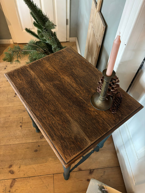Dänischer Vintage Beistelltisch in Kreidefarbe Baroness mit blaugrauen Ton, aus Holz, mit eleganten Linien, von Weingärtners Genusshandwerk