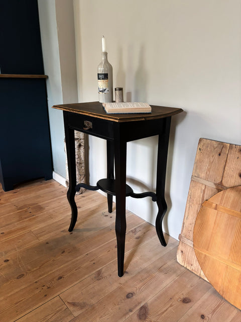 Dänischer Vintage Beistelltisch in Midnight Black mit Kreidefarbe, aus Holz, stilvoller Konsolentisch von Weingärtners Genusshandwerk
