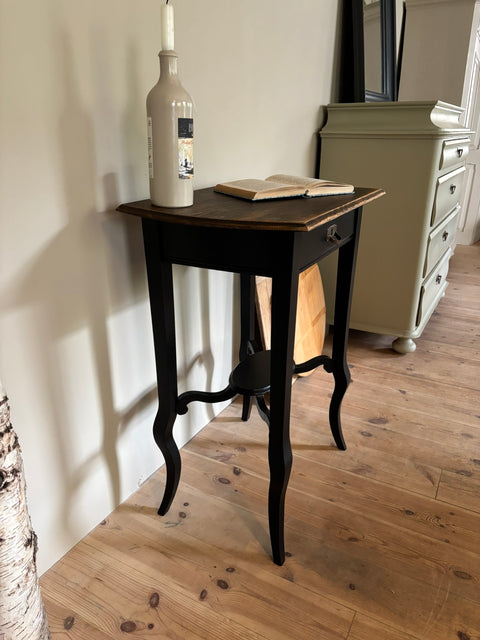 Dänischer Vintage Beistelltisch aus Kreidefarbe Midnight Black, schwarzer Konsolentisch, elegantes Holzdesign von Weingärtners Genusshandwerk