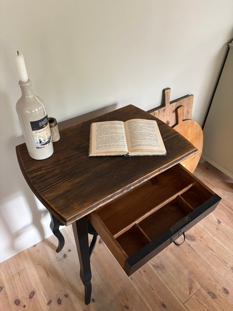 Dänischer Vintage Beistelltisch in Kreidefarbe Midnight Black mit schwarzer Oberfläche, stilvoller Konsolentisch von Weingärtners Genusshandwerk