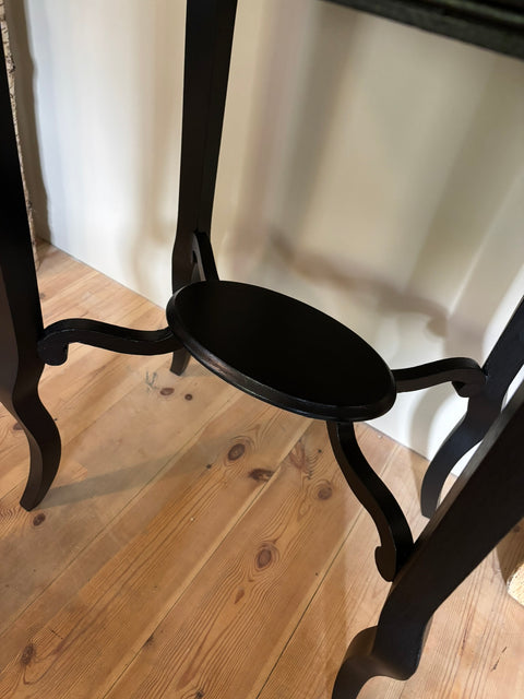 Dänischer Vintage Beistelltisch in Kreidefarbe Midnight Black mit Holzbeinen, stilvoller Konsolentisch von Weingärtners Genusshandwerk