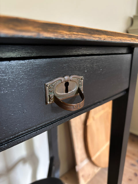 Dänischer Vintage Beistelltisch in Kreidefarbe Midnight Black von Weingärtners Genusshandwerk, zeigt schwarzen Konsolentisch aus Holz