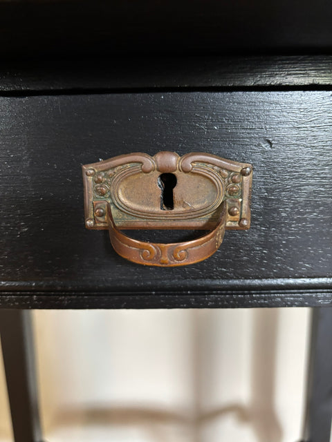 Dänischer Vintage Beistelltisch in Midnight Black mit Kreidefarbe, aus Holz, stilvoller Konsolentisch von Weingärtners Genusshandwerk