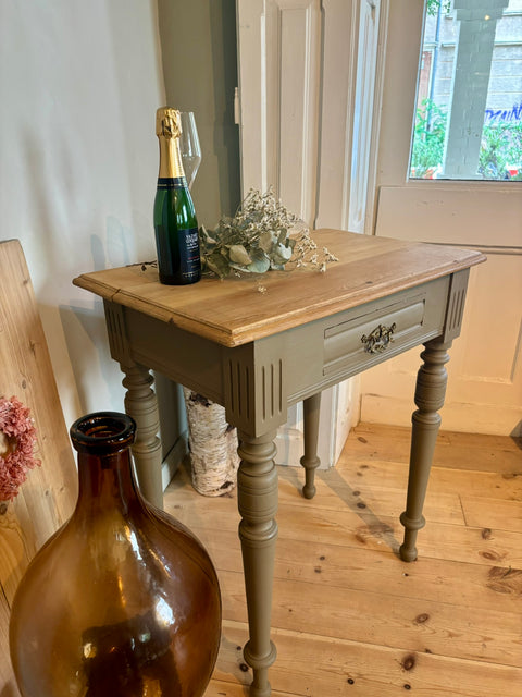 Dänischer Vintage Beistelltisch | Kreidefarbe drab (grün-grau-braun) - Weingärtners Genusshandwerk
