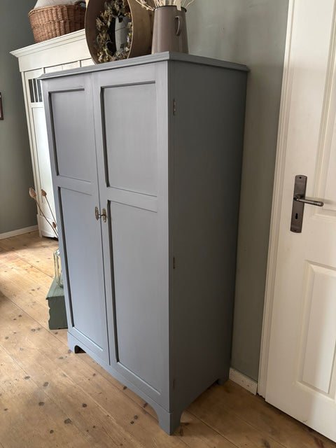 Dänischer Vintage Hoch- und Vorratsschrank aus Kreidefarbe Hampton Grey, detailreiche Holzstruktur, stilvolle graue-blaue Oberfläche