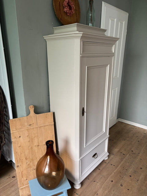 Dänischer Vintage Hochschrank in Kreidefarbe Soft Linen beige, aus Holz, mit Schubladen und Türen, von Weingärtners Genusshandwerk