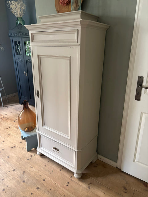 Dänischer Vintage Hochschrank in Kreidefarbe Soft Linen beige, aus Holz, mit eleganten Schranktüren und Vintage-Design.