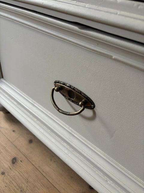 Dänischer Vintage-Hochschrank in Kreidefarbe Soft Linen beige, mit Holzgriffen und eleganten Design, von Weingärtners Genusshandwerk