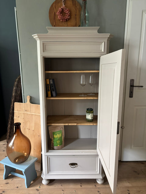 Dänischer Vintage Hochschrank aus Holz mit Kreidefarbe Soft Linen in Beige, von Weingärtners Genusshandwerk, detailreiche Ansicht