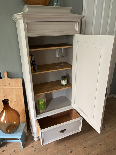 Dänischer Vintage Hochschrank aus Kreidefarbe Soft Linen in Beige, mit Holzgriffen und antikem Design, von Weingärtners Genusshandwerk