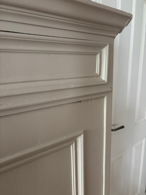 Dänischer Vintage-Hochschrank in Kreidefarbe Soft Linen, beige, mit antikem Holzdesign, von Weingärtners Genusshandwerk.