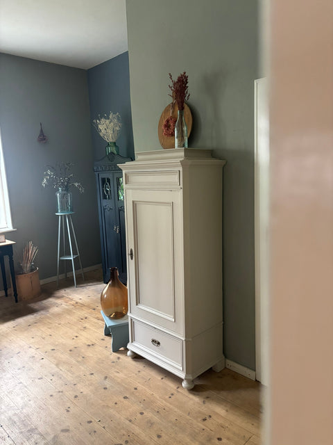 Dänischer Vintage Hochschrank aus Kreidefarbe Soft Linen in Beige von Weingärtners Genusshandwerk, zeigt geschmackvolle Holzdetails