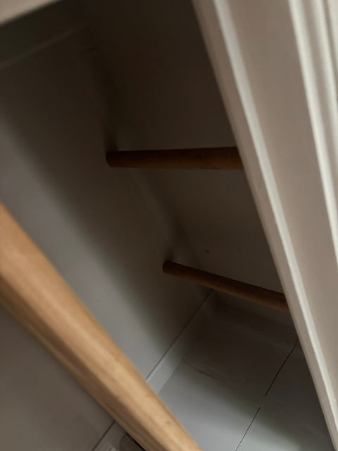 Dänischer Vintage Hochschrank in Kreidefarbe Soft Linen, beige, mit Holzgriffen, aus Holz, stilvolle Aufbewahrung, Weingärtners Genusshandwerk