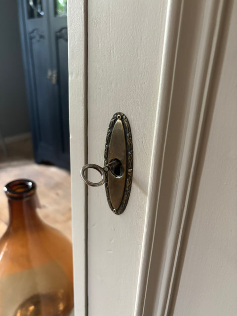 Dänischer Vintage Hochschrank in Kreidefarbe Soft Linen, beige, mit Holzgriffen, elegantes Möbelstück im Landhausstil.