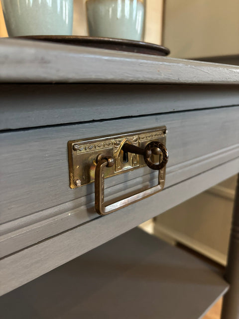 Dänischer Vintage Konsolentisch von Weingärtners Genusshandwerk mit dunkler Kreidelack in Grau, stilvolle Möbel im Retro-Design