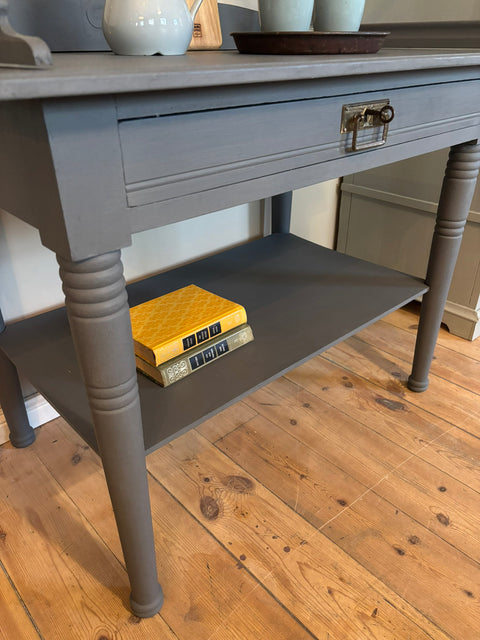 Dänischer Vintage Konsolentisch von Weingärtners Genusshandwerk in dunklem Kreidelack Comfort Grey, mit Holzbeinen und antikem Charme