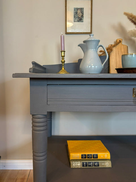 Dänischer Vintage Konsolentisch aus Kreidelack in Dunkelgrau, von Weingärtners Genusshandwerk, mit eleganter Holzoberfläche.
