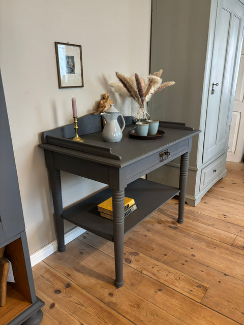 Dänischer Vintage Konsolentisch von Weingärtners Genusshandwerk mit dunkelgrauer Kreidelack-Oberfläche, elegantes Holzdesign
