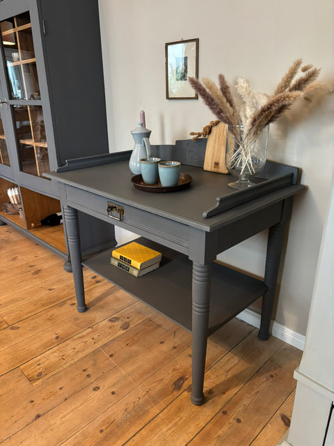 Dänischer Vintage Konsolentisch von Weingärtners Genusshandwerk, Kreidelack Comfort Grey, dunkelorange, mit geschwungenen Beinen.