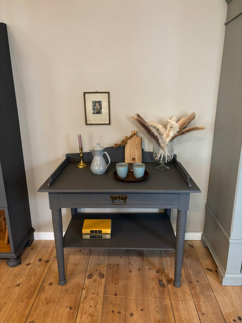 Dänischer Vintage Konsolentisch aus Kreidelack in Komfort Grau, dunkelgrau, von Weingärtners Genusshandwerk, mit geschwungener Oberfläche