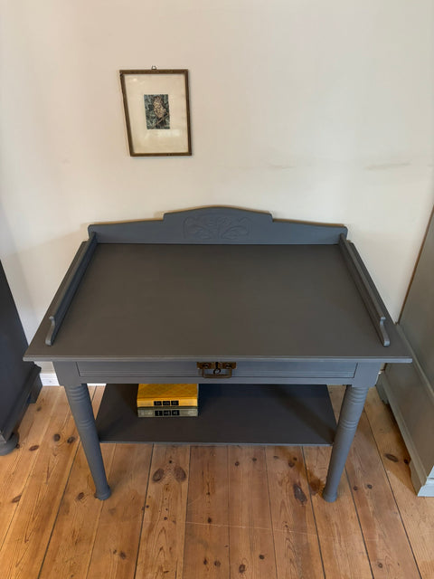 Dänischer Vintage Konsolentisch von Weingärtners Genusshandwerk, dunkelgraue Kreidelack Oberfläche, elegantes Holzdesign