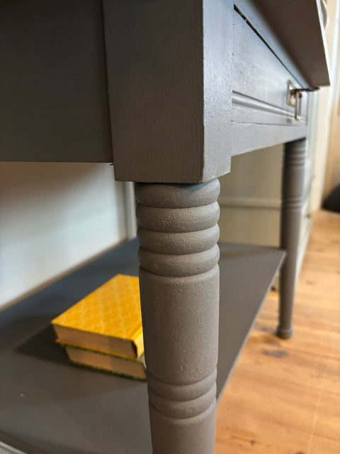 Dänischer Vintage Konsolentisch von Weingärtners Genusshandwerk, Kreidelack Comfort Grey, dunkelorange, mit Holzbeinen, elegante Dekoration