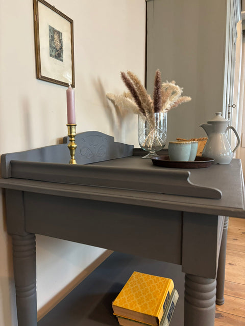Dänischer Vintage Konsolentisch von Weingärtners Genusshandwerk, Kreidelack in Dunkelgrau, zeigt die elegante Oberfläche und Design.