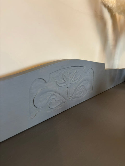 Dänischer Vintage Konsolentisch mit Kreidelack in Komfortgrau, dunkles Grau, aus Weingärtners Genusshandwerk gefertigt.