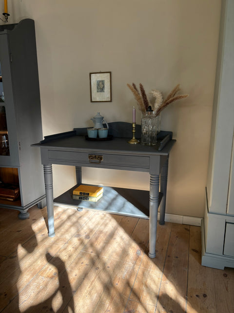 Dänischer Vintage Konsolentisch von Weingärtners Genusshandwerk mit dunkelgrauer Kreidelack-Optik, elegantes Möbelstück im Retro-Stil