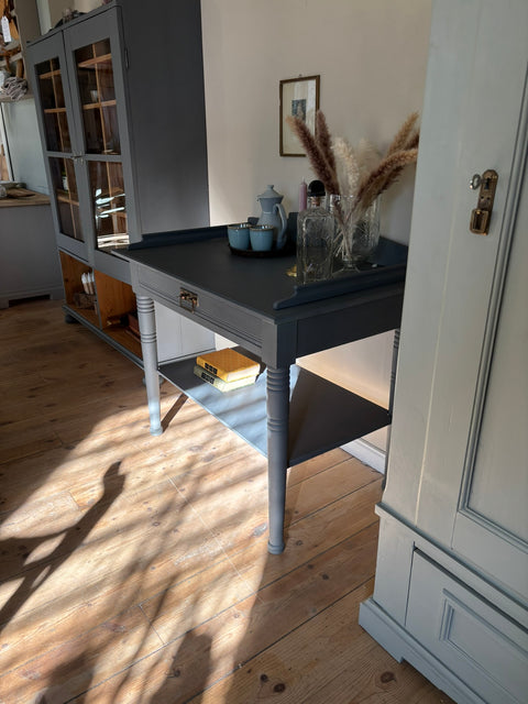 Dänischer Vintage Konsolentisch mit Kreidelack in Dunkelgrau, Weingärtners Genusshandwerk, zeigt elegante Holzdetails und Oberfläche