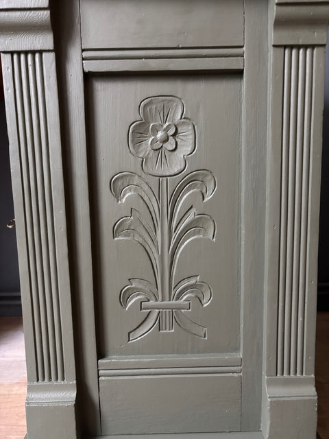 Dänischer Vintage Schreibtisch in Dunkelgrün mit Kreidefarbe, von Weingärtners Genusshandwerk, mit rustikalem Holzdesign.