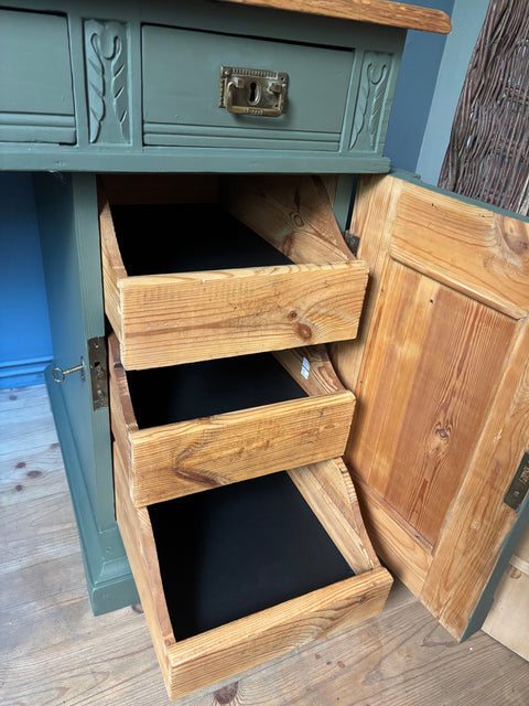 Dänischer Vintage Schreibtisch in Dunkelgrün mit Kreidefarbe, von Weingärtners Genusshandwerk, detailreiche Oberflächenstruktur