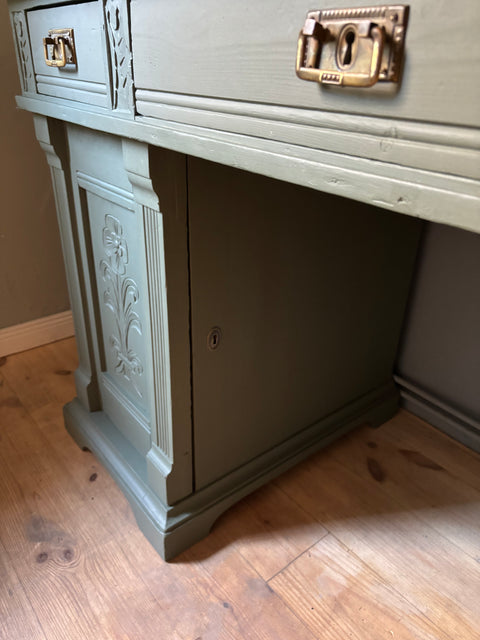 Dänischer Vintage Schreibtisch aus dunkler Kreidefarbe im Camouflage-Design von Weingärtners Genusshandwerk