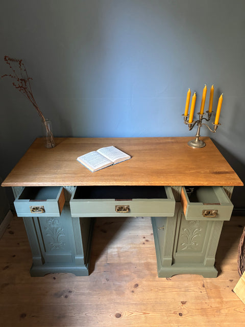 Dänischer Vintage Schreibtisch mit Kreidefarbe in Camouflage Dunkelgrün, aus Holz, mit eleganten Details und retro Stil.