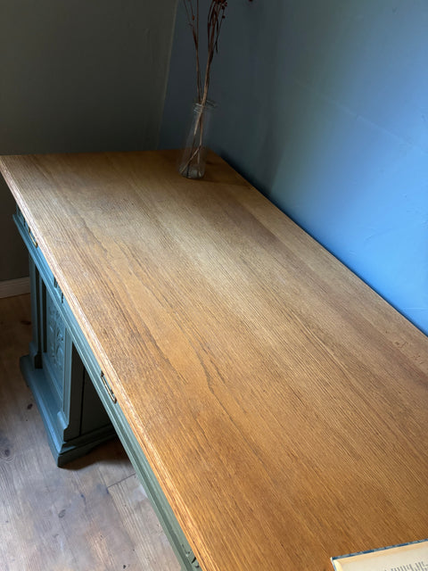 Dänischer Vintage Schreibtisch von Weingärtners Genusshandwerk in Dunkelgrün mit Kreidefarbe und Camouflage-Design.