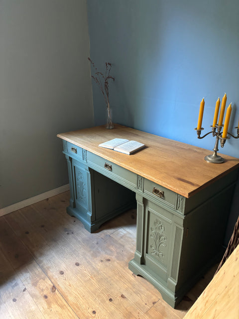Dänischer Vintage-Schreibtisch von Weingärtners Genusshandwerk in dunkelgrüner Kreidefarbe mit antiker Optik.