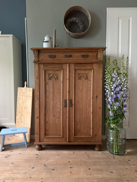 Antike dänische Vertiko Kommode aus Weichholz von Weingärtners Genusshandwerk, detailreiche Holzarbeit und antikes Design.