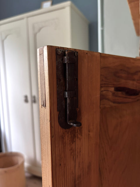 Antike dänische Vertiko Kommode aus Weichholz, hergestellt von Weingärtners Genusshandwerk, mit geschnitzten Details und eleganter Oberfläche