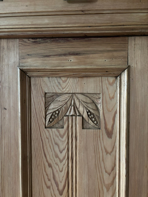 Antike dänische Vertiko Kommode aus Weichholz von Weingärtners Genusshandwerk, detailreiche Holzmaserung und antikes Design sichtbar