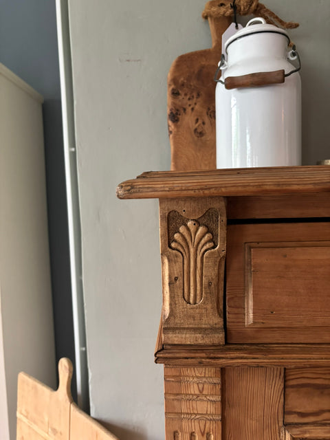 Dänisches antikes Vertiko aus Weichholz, stilvolle Kommode im Vintage-Design von Weingärtners Genusshandwerk