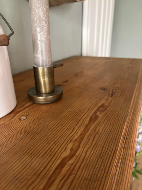Antike dänische Vertiko Kommode aus Weichholz von Weingärtners Genusshandwerk, detailreiche Holzstruktur und klassische Gestaltung