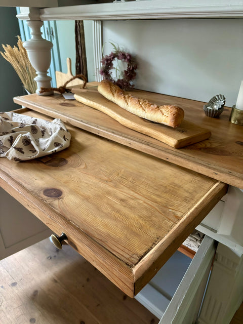 Antikes dänisches Vintage Küchenbuffet in hellgrauer Kreidefarbe Salt von Weingärtners Genusshandwerk, mit sichtbaren Holzdetails.