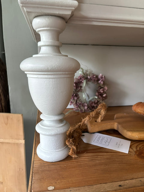 Vintage Küchenbuffet in dänischer Kreidefarbe Salt, hellgrau, von Weingärtners Genusshandwerk, detailreiche antike Möbel.