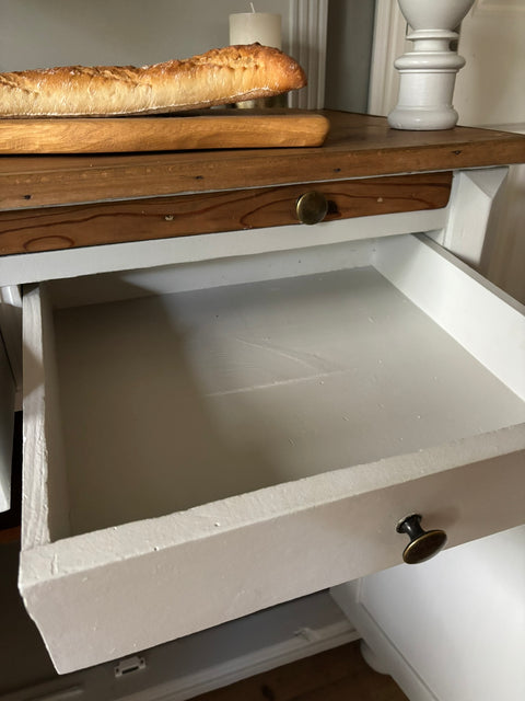 Antikes dänisches Vintage Küchenbuffet in hellgrauer Kreidefarbe Salt von Weingärtners Genusshandwerk, mit Holzgriffen und rustikalem Stil